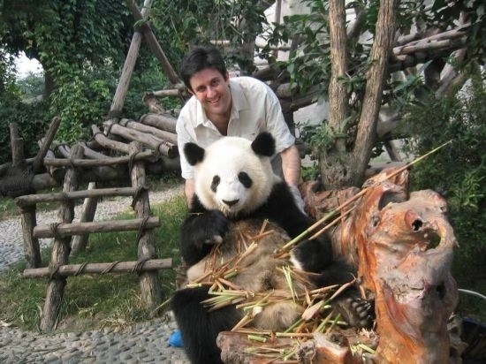 2006年，歐君廷在四川成都和熊貓合影
