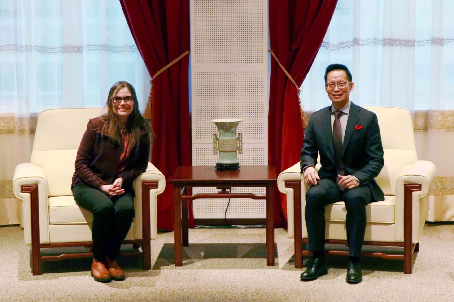 冰島總理雅各布斯多蒂爾（右一）與中國駐冰島大使何儒龍合影。中國駐冰島大使館供圖