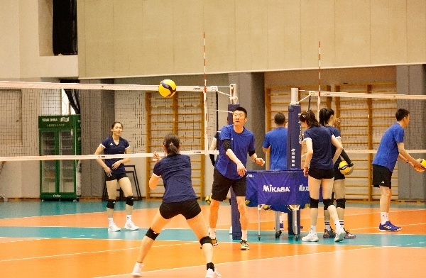 女排隊(duì)員在訓(xùn)練中。人民網(wǎng)記者李乃妍攝