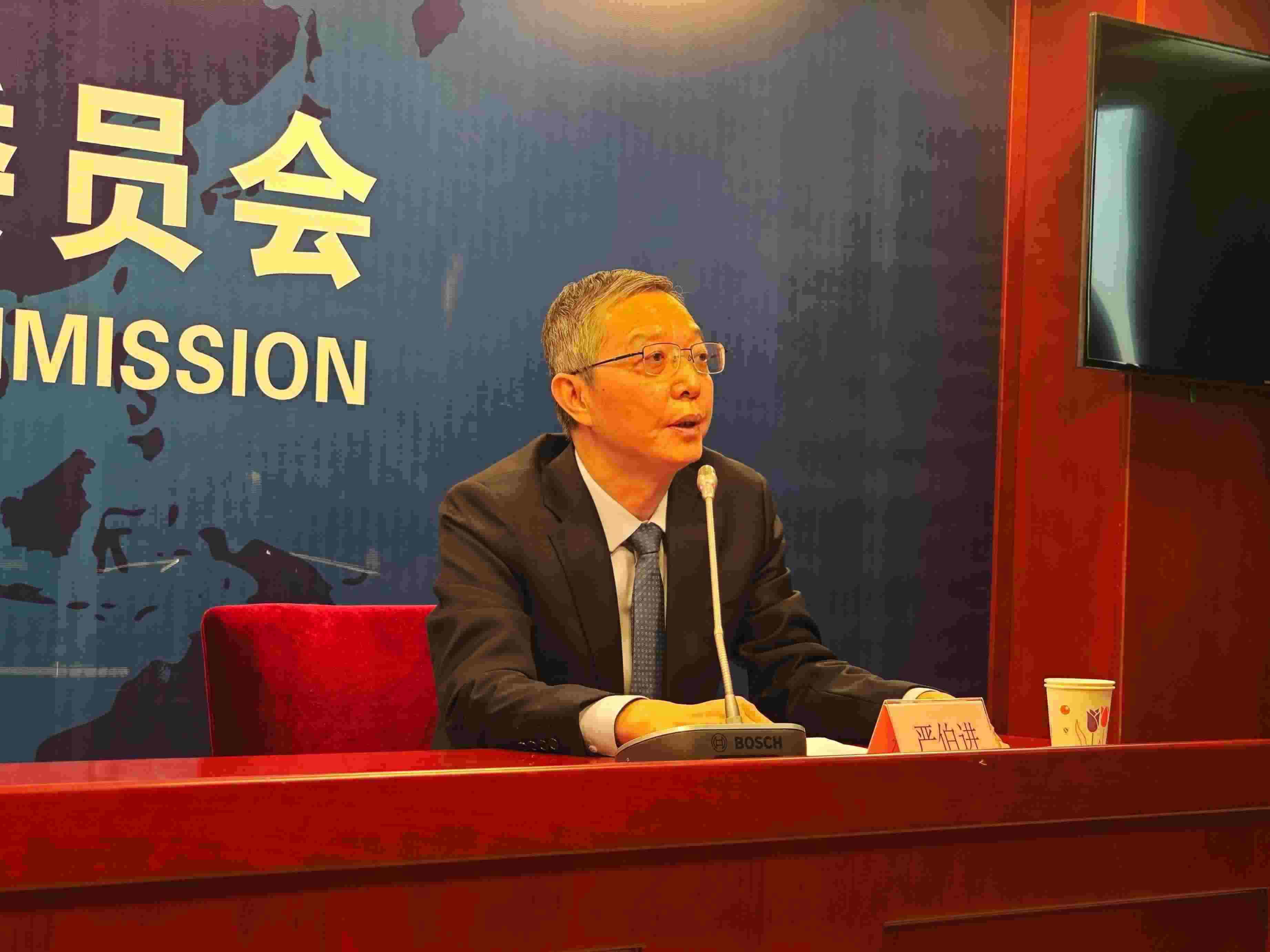 2月23日，嚴(yán)伯進(jìn)在證監(jiān)會(huì)例行新聞發(fā)布會(huì)現(xiàn)場(chǎng)。 人民網(wǎng) 黃盛 攝