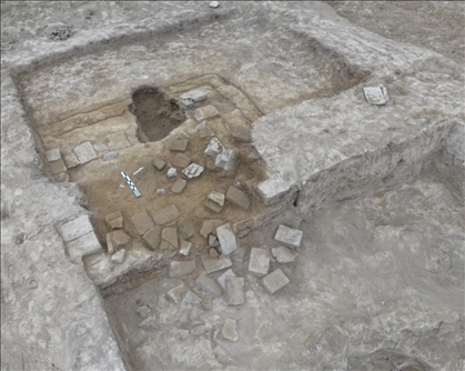 這是都蘭熱水墓群北一區(qū)M37號(hào)（“羊圈墓”）祭臺(tái)的砌磚。