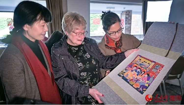 贈送舟山漁民畫。人民網(wǎng) 郭錦標(biāo)攝