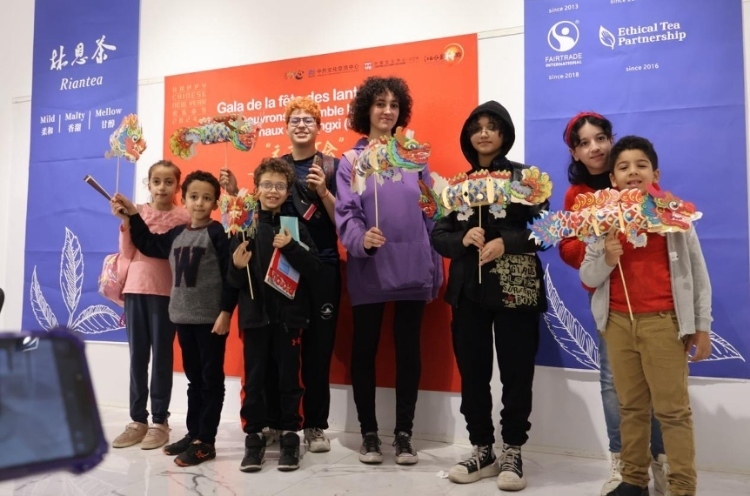 孩子們拿著元宵彩燈合影。拉巴特中國(guó)文化中心供圖