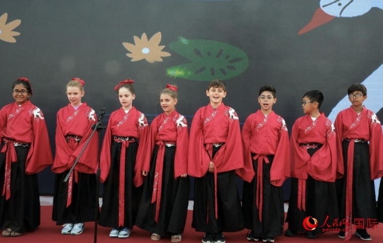 來自世界各地的小朋友一同誦讀中國(guó)古詩(shī)。人民網(wǎng) 滕婧含攝