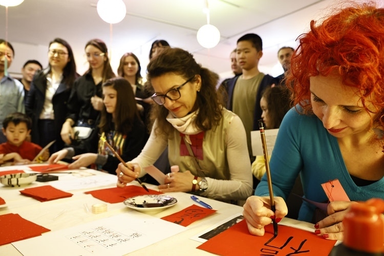 羅馬尼亞觀眾學習用毛筆寫“福”字。中國文化中心供圖