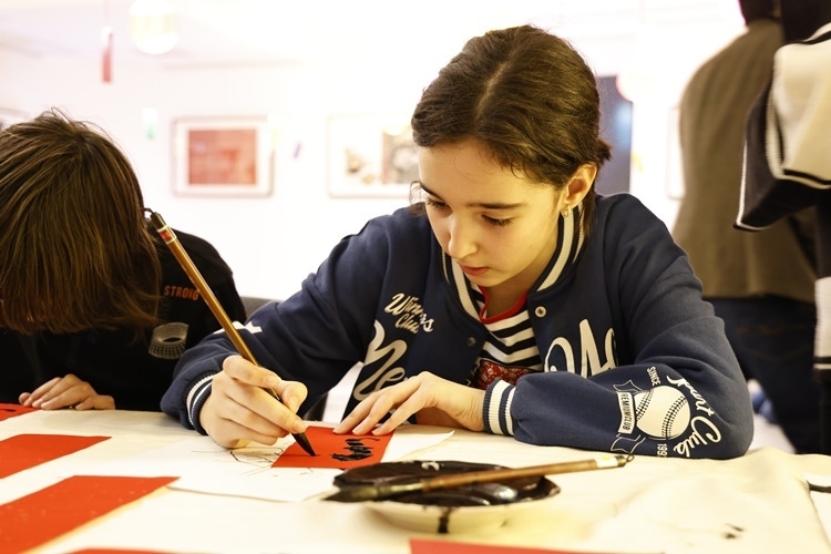 羅馬尼亞小朋友書寫毛筆字。中國文化中心供圖