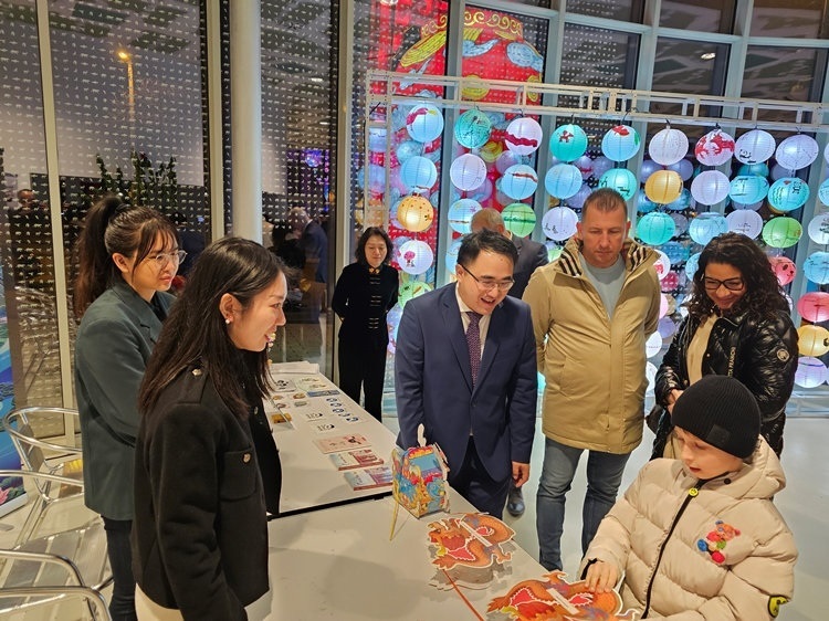 匈牙利小朋友猜燈謎。翟朝暉攝