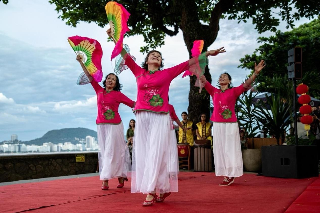 當(dāng)?shù)貢r間2月24日晚，2024年元宵節(jié)慶?；顒釉诎臀骼锛s熱內(nèi)盧市科帕卡巴納要塞舉辦。巴西山河文化促進(jìn)中心供圖