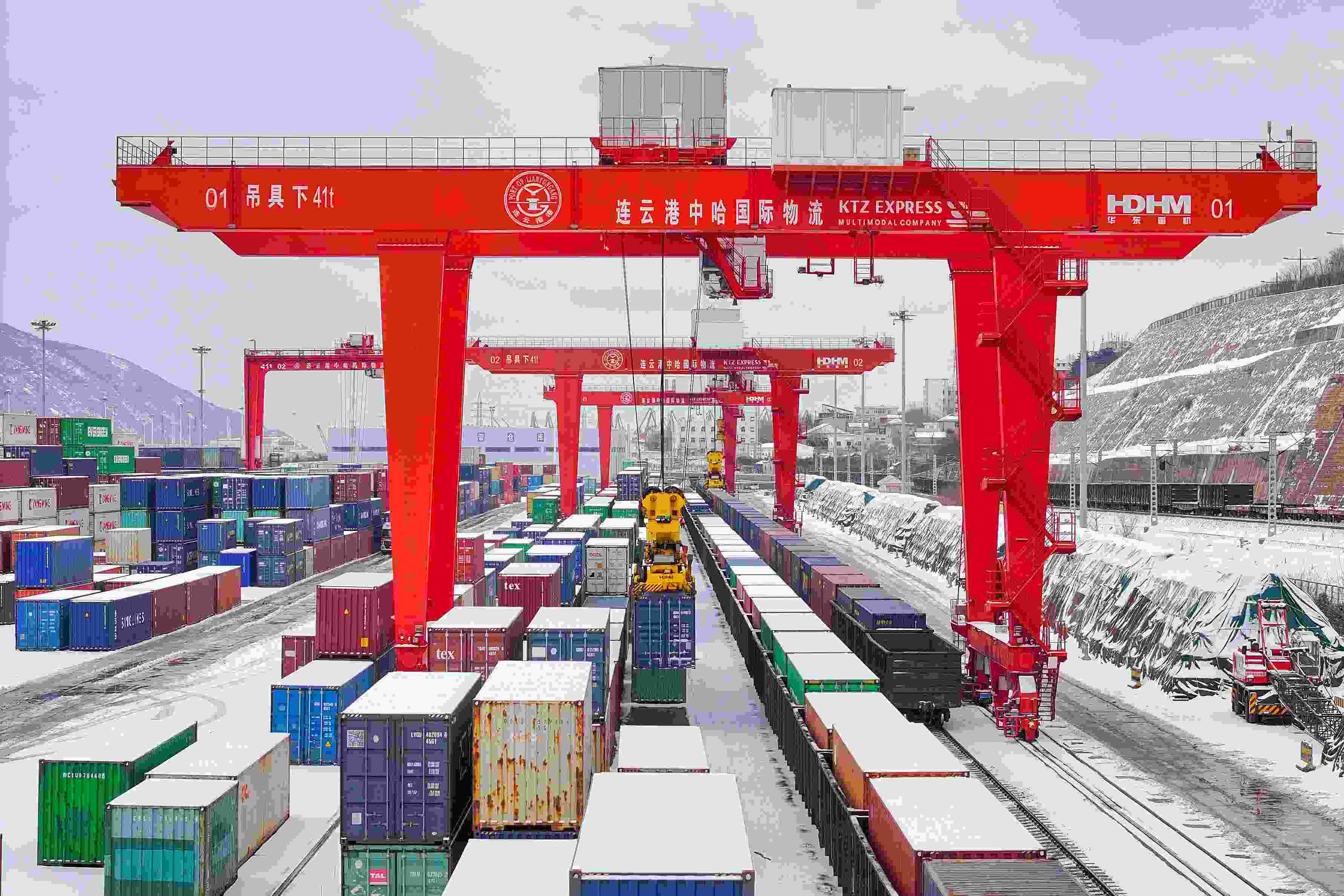 2024年2月22日，江蘇省連云港市中哈連云港物流合作基地，大型機械正在吊裝集裝箱。