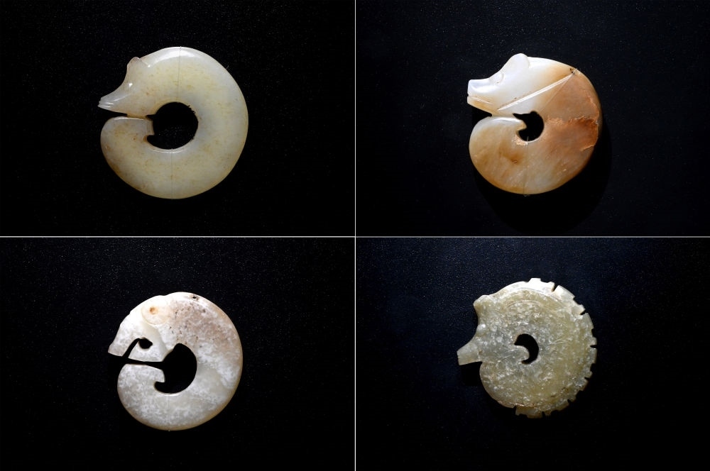 這是在殷墟博物館新館內(nèi)展出的龍形玉玦（拼版照片，1月9日攝）