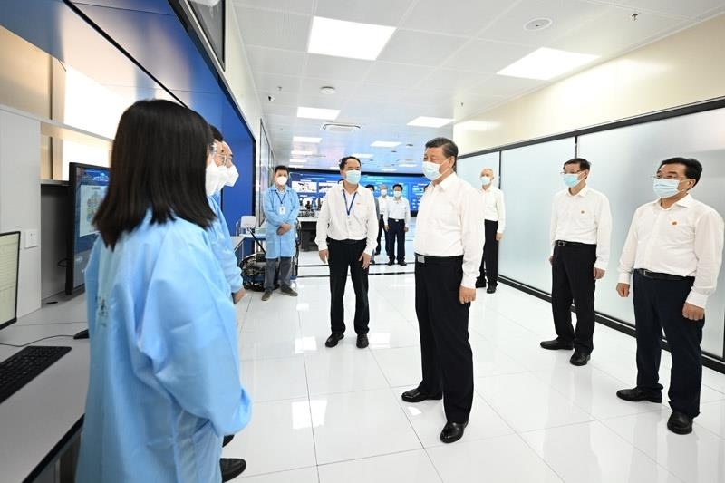 2023年7月6日，習(xí)近平總書記在江蘇南京市考察紫金山實(shí)驗(yàn)室時(shí)，同科研人員親切交流。