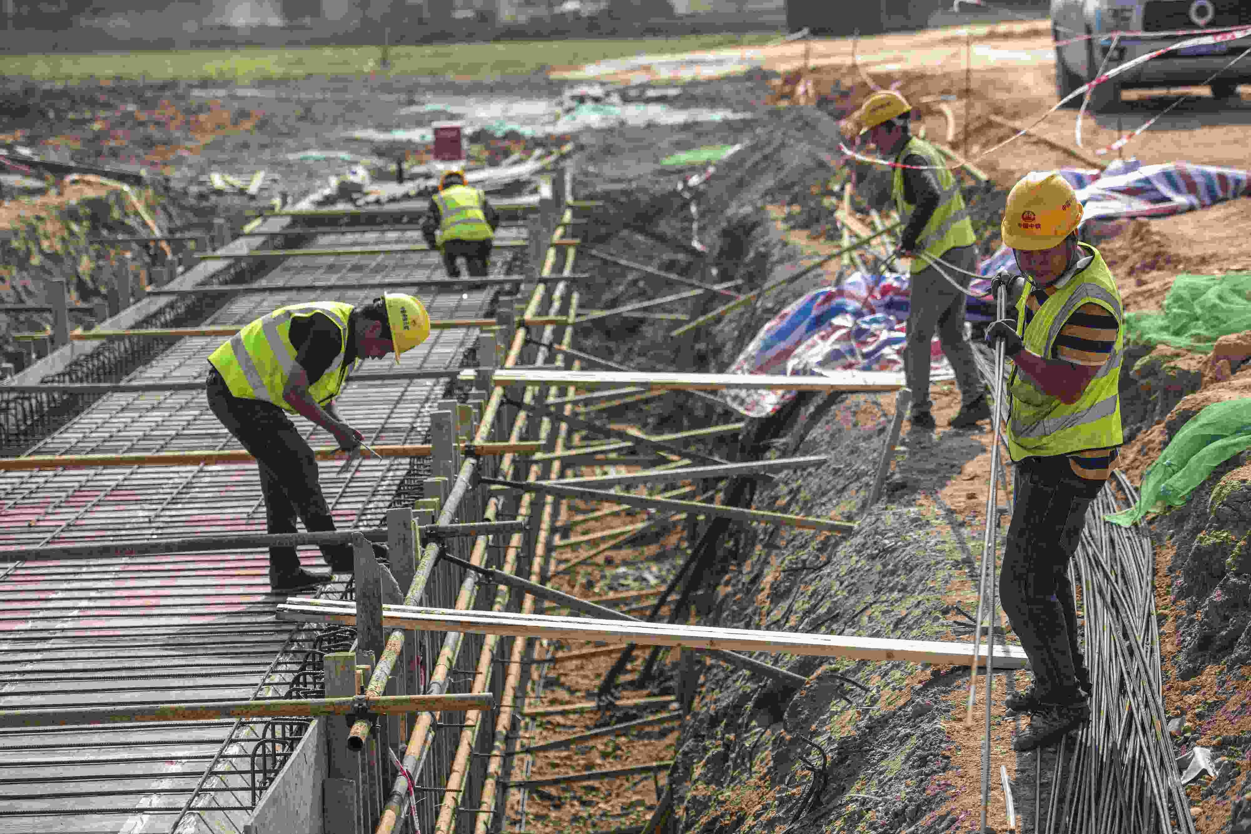 △ 2024年2月20日，海南省瓊海市，工程機(jī)械在博鰲樂城國際醫(yī)療旅游先行區(qū)康健路上加緊施工。