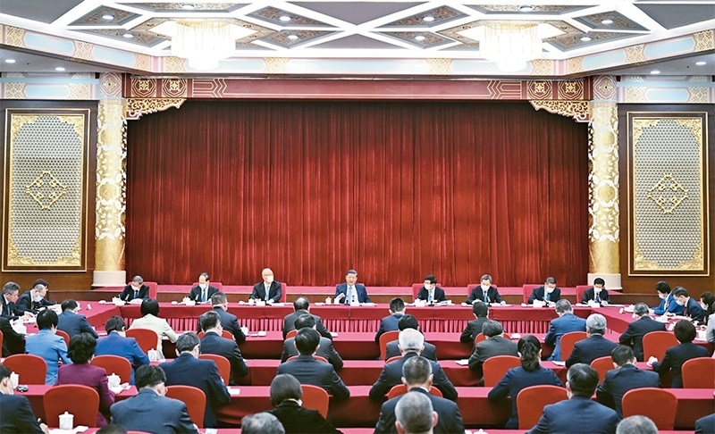 2023年3月6日，中共中央總書記、國(guó)家主席、中央軍委主席習(xí)近平看望參加全國(guó)政協(xié)十四屆一次會(huì)議的民建、工商聯(lián)界委員，并參加聯(lián)組會(huì)，聽(tīng)取意見(jiàn)和建議。中共中央政治局常委、全國(guó)政協(xié)十四屆一次會(huì)議主席團(tuán)會(huì)議主持人王滬寧，中共中央政治局常委蔡奇、丁薛祥參加看望和討論。 新華社記者 謝環(huán)馳/攝