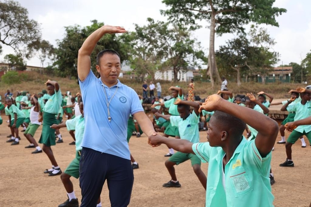 2月20日，在塞拉利昂首都弗里敦，來自塞拉利昂大學(xué)孔子學(xué)院的武術(shù)教師劉偉在為當(dāng)?shù)貙W(xué)生上武術(shù)課。