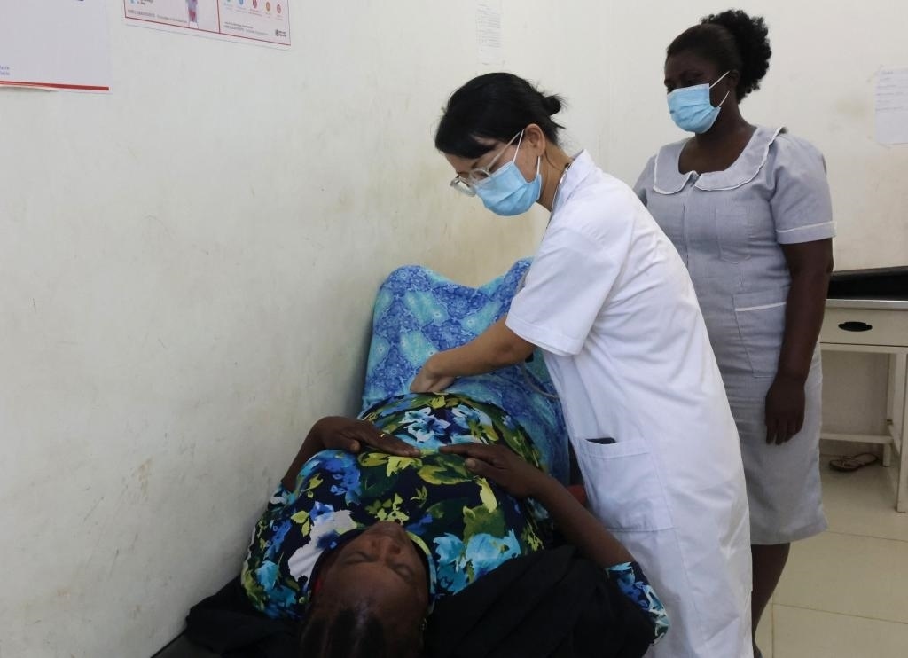 2023年2月27日，在塞拉利昂首都弗里敦，一名中國醫(yī)療隊(duì)的醫(yī)生正在為患者檢查身體。