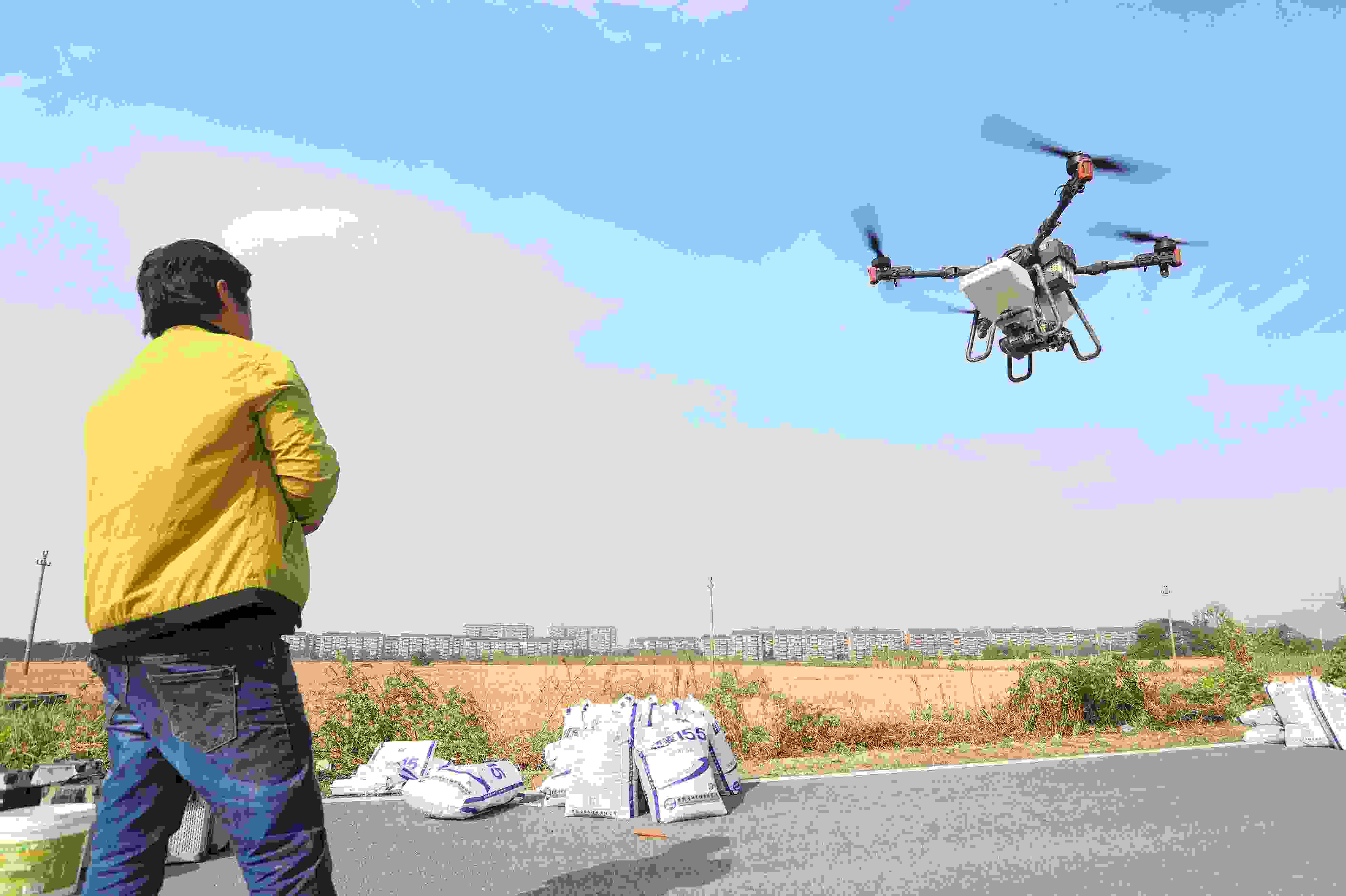 2023年11月15日，浙江嘉興，南湖區(qū)七星街道一處農(nóng)田里，農(nóng)民操縱無人機(jī)進(jìn)行冬小麥飛播。