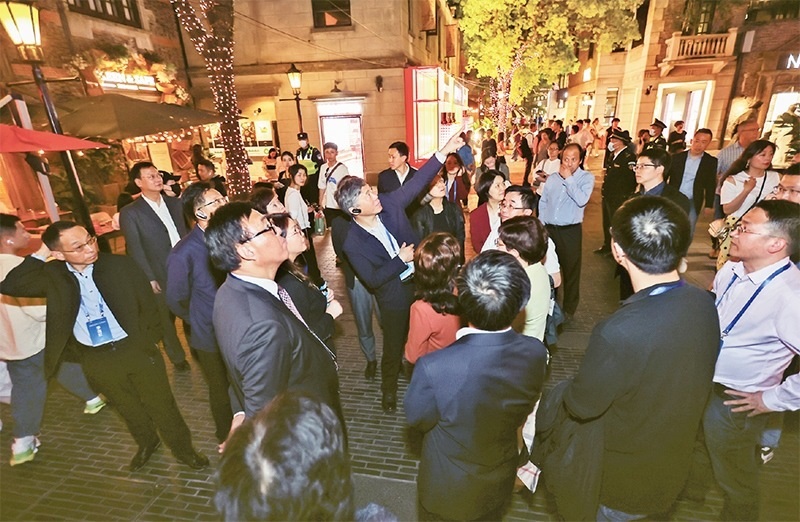 2023年4月18日，全國無黨派人士考察團(tuán)來到位于上海市黃浦區(qū)的上海新天地開放式街區(qū)考察夜經(jīng)濟(jì)。 新華社記者 王翔/攝