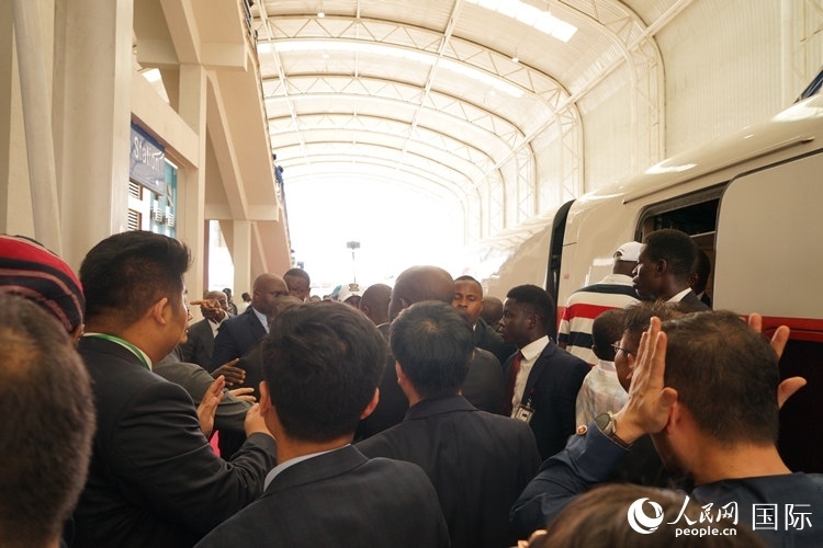 人們爭相前往紅線試乘。人民網(wǎng)記者 姜宣攝