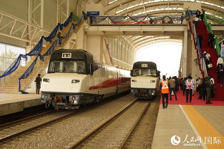 紅線車輛整裝待發(fā)。人民網(wǎng)記者 姜宣攝