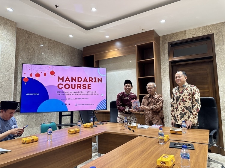 阿拉扎大學(xué)孔子學(xué)院向獨(dú)立清真寺贈(zèng)書。阿拉扎大學(xué)孔子學(xué)院供圖