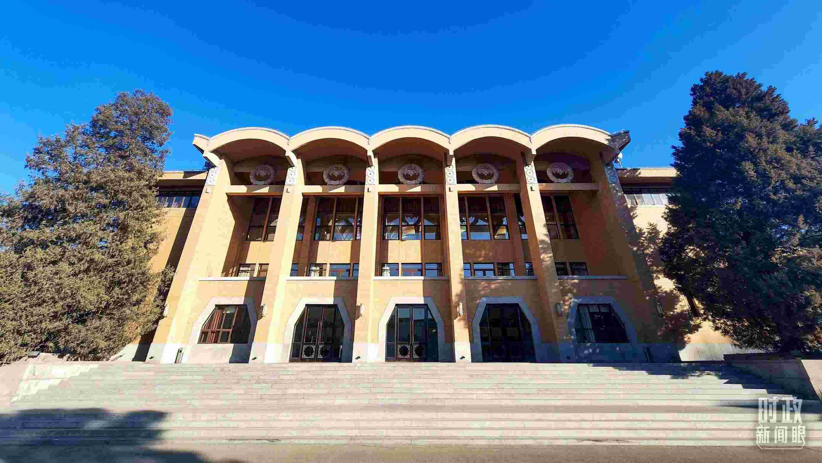 △2024年春季學(xué)期中央黨校（國家行政學(xué)院）中青年干部培訓(xùn)班3月1日上午在中央黨校開班。（總臺央視記者劉琦拍攝）