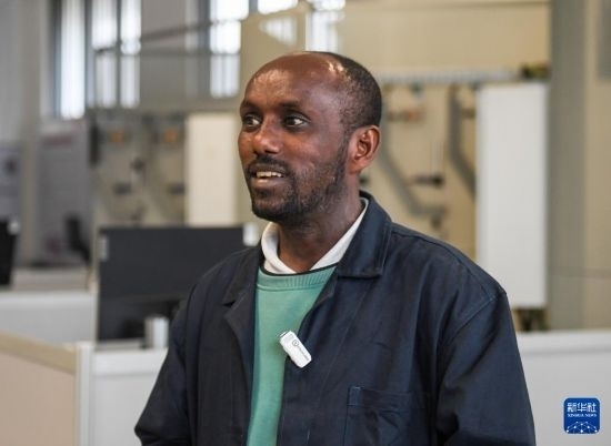 2月15日，在亞的斯亞貝巴的埃塞俄比亞聯(lián)邦職業(yè)技術培訓學院，魯班工坊當?shù)亟處熂s納斯·阿凱萊（中文名艾友涵）接受新華社采訪。