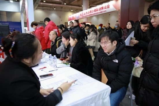 求職者與用人單位溝通交流。新華社記者 張博群 攝