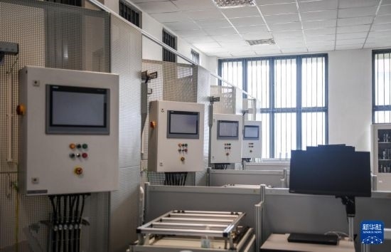 這是2月15日在亞的斯亞貝巴的埃塞俄比亞聯(lián)邦職業(yè)技術培訓學院魯班工坊內拍攝的機電一體化設備。