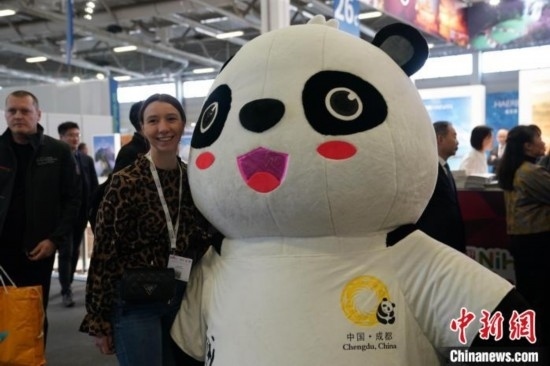 3月5日，2024年柏林國際旅游交易會(ITB)在柏林會展中心拉開帷幕。以“你好！中國”為主題的中國展區(qū)當(dāng)日亮相展會。圖為觀眾與大熊貓人偶合影。中新社記者 馬秀秀 攝