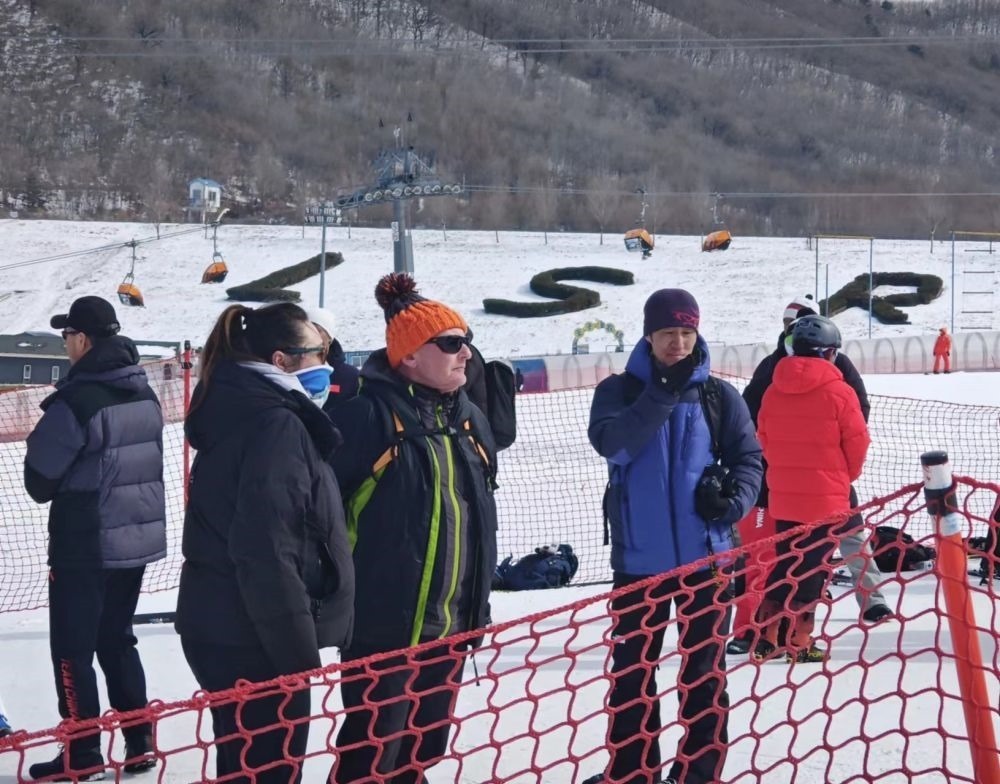 ?皮埃爾·杜邦（左三）在比賽現(xiàn)場(chǎng)。新華社記者 王沁鷗 攝