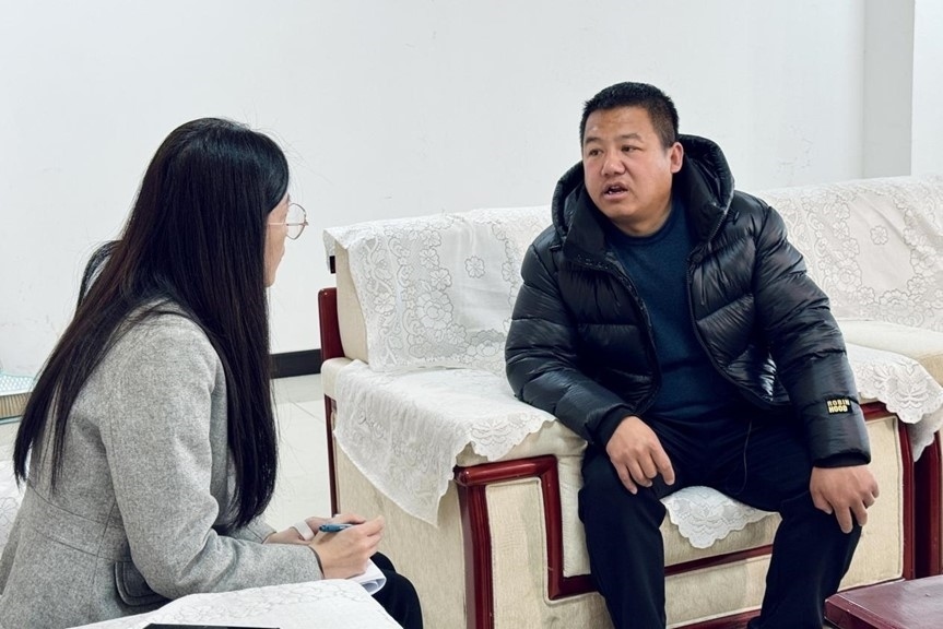 人民網(wǎng)記者采訪“在水一方”小區(qū)住戶。人民網(wǎng) 高清揚(yáng)攝