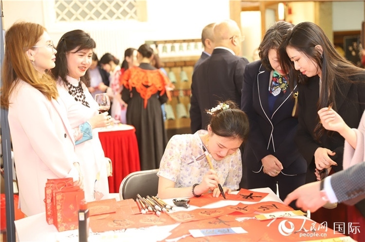 現(xiàn)場(chǎng)書法體驗(yàn)。人民網(wǎng)記者 霍文攝