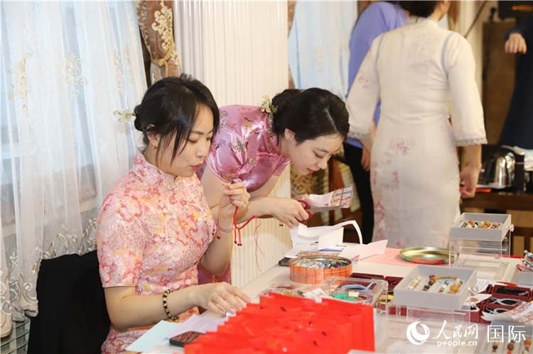 孔院教師展示剪紙。人民網(wǎng)記者 霍文攝