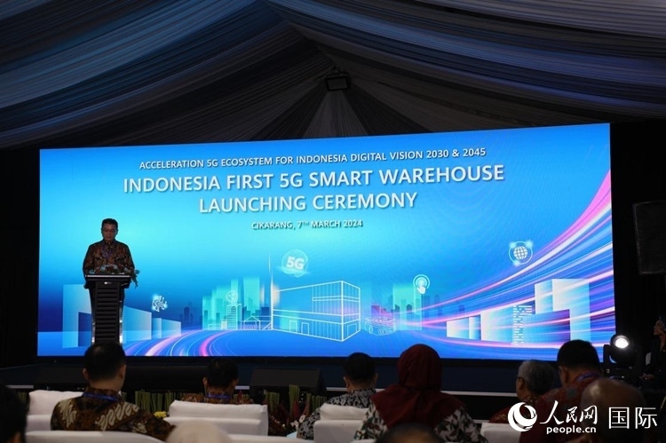 華為印尼CEO郭海龍在揭幕儀式發(fā)表講話。人民網(wǎng)記者 曹師韻攝