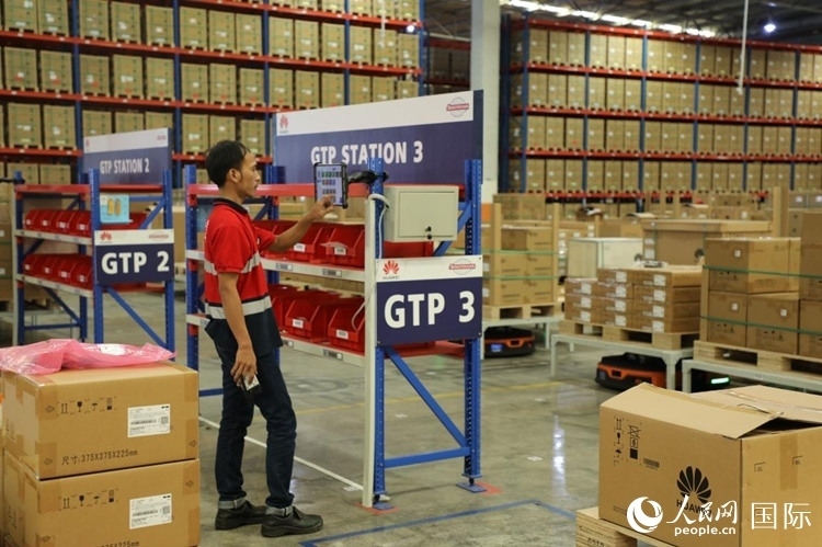 華為5G智能倉庫里，工作人員正在利用智能系統(tǒng)辦公。人民網(wǎng)記者 曹師韻攝