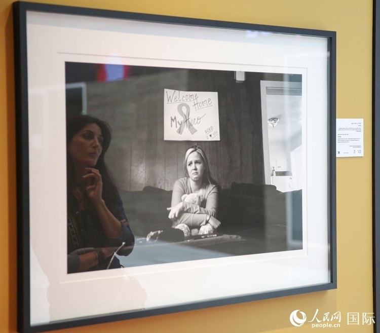 一名觀眾在觀賞攝影作品。人民網(wǎng)塔里克·易卜拉欣攝