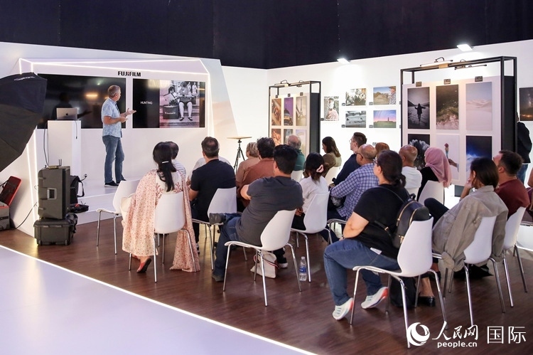 觀眾在參加攝影講座。人民網(wǎng)塔里克·易卜拉欣攝