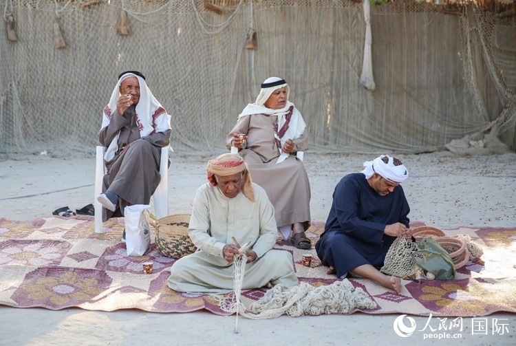 漁民演示制作漁網(wǎng)。人民網(wǎng) 塔里克·易卜拉欣攝