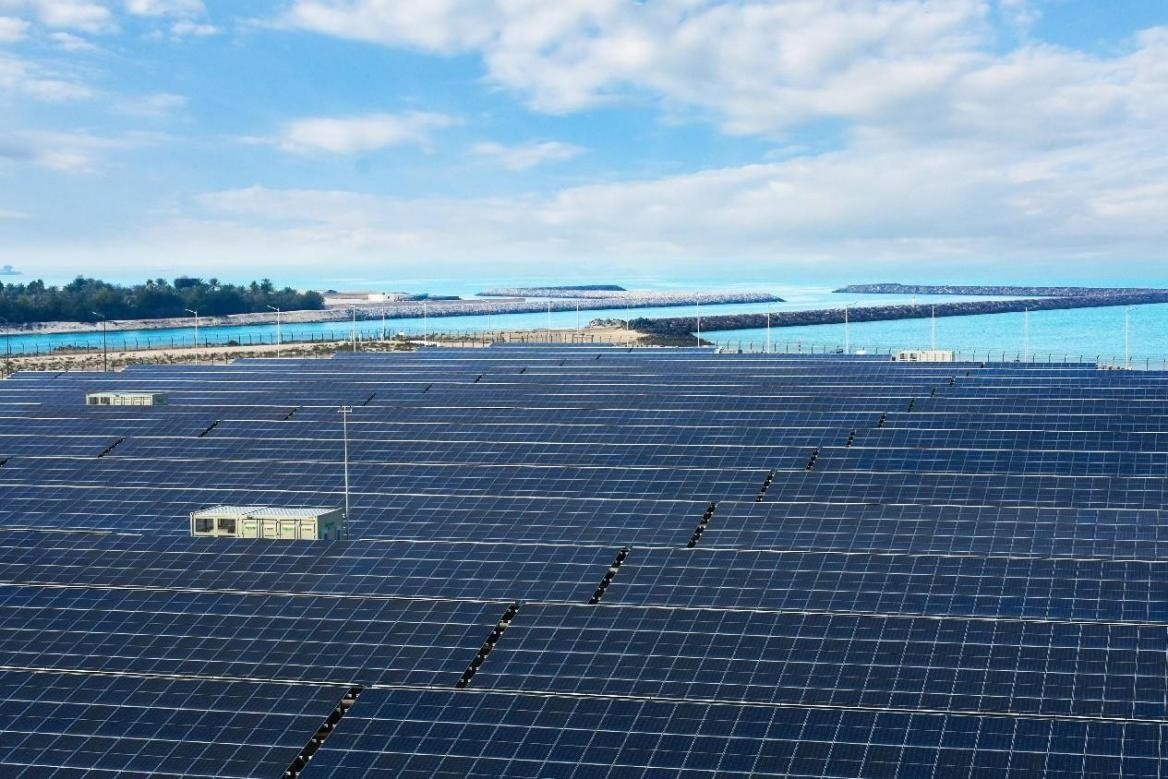 項(xiàng)目廣泛采用光伏補(bǔ)償發(fā)電系統(tǒng)，降低能源消耗。山東電建三公司供圖