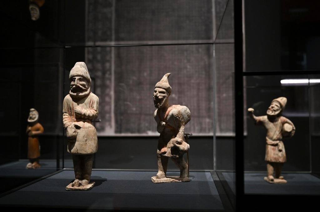 “歷史之遇——中國與西亞古代文明交流展”于1月12日至4月11日在故宮午門正殿展廳舉行。這是展出的陶彩繪人俑（1月10日攝）。新華社記者金良快攝