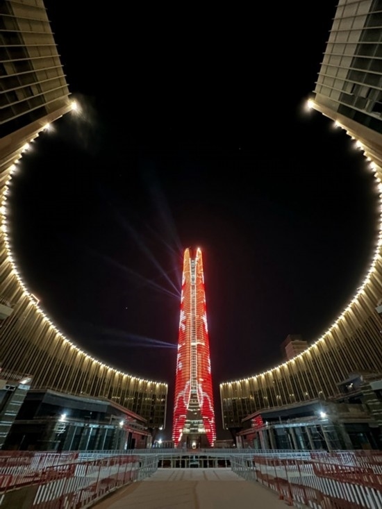  2024年2月9日，埃及開羅以東建設(shè)中的埃及新行政首都中央商務(wù)區(qū)項(xiàng)目上演燈光秀，迎接龍年春節(jié)。新華社發(fā)（黎炳宏攝）