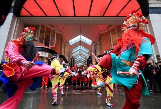  2024年2月10日，來自廣東普寧的英歌舞團(tuán)演員在英國倫敦伯靈頓拱廊街表演英歌舞。新華社記者 李穎 攝