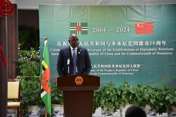多米尼克總理斯凱里特在中多建交20周年招待會(huì)上致辭。中國(guó)駐多米尼克大使館供圖