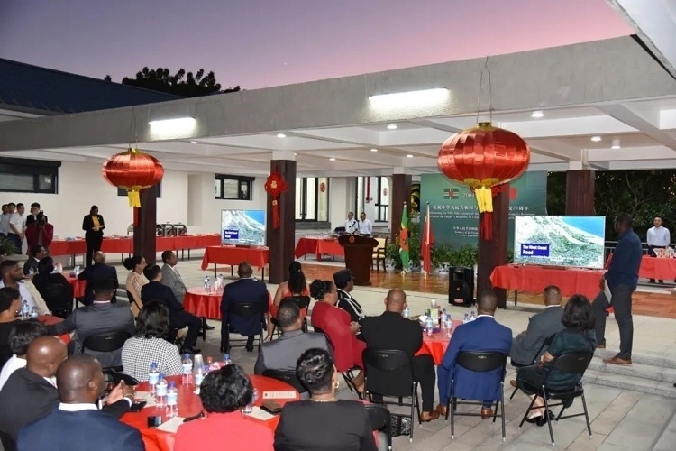 當(dāng)?shù)貢r(shí)間3月13日，慶祝中國(guó)與多米尼克建交20周年招待會(huì)在中國(guó)駐多大使館舉行。中國(guó)駐多米尼克大使館供圖