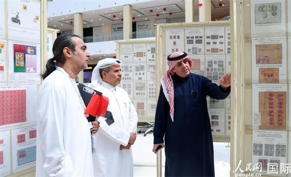 觀眾在欣賞集郵展作品。人民網(wǎng)記者 任皓宇攝