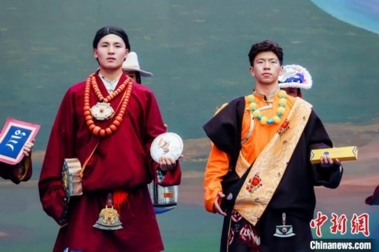 圖為身著民族服飾的演員們展示果洛特產(chǎn)。 果洛州文體旅游廣電局 供圖