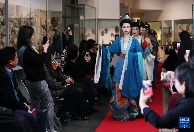 3月13日，在位于法國巴黎的吉美國立亞洲藝術(shù)博物館，模特展示敦煌復(fù)原服飾。新華社記者 高靜 攝
