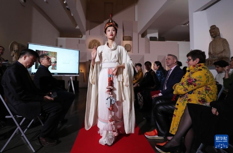 3月13日，在位于法國巴黎的吉美國立亞洲藝術(shù)博物館，模特展示敦煌復(fù)原服飾。新華社記者 高靜 攝