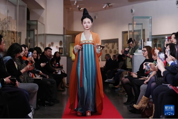 3月13日，在位于法國巴黎的吉美國立亞洲藝術(shù)博物館，模特展示敦煌復(fù)原服飾。新華社記者 高靜 攝
