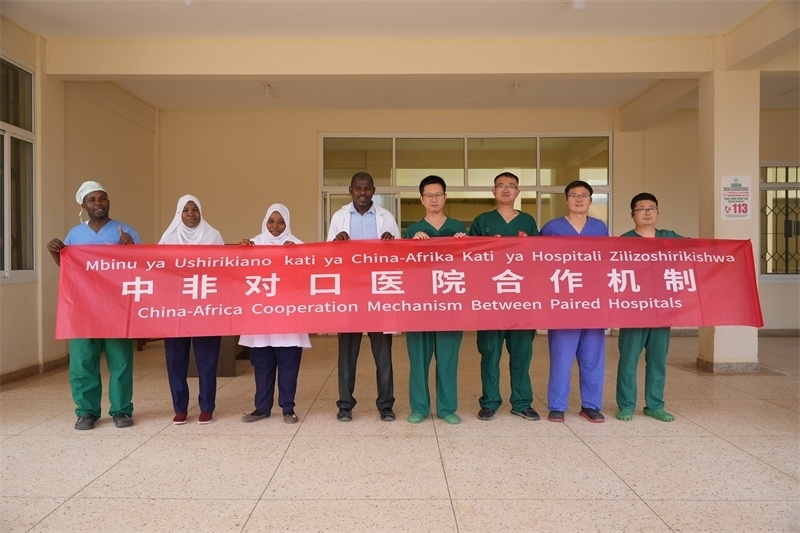 醫(yī)療隊隊隊員和基文吉區(qū)醫(yī)院院長（左四）及醫(yī)護(hù)人員合影。中國援桑醫(yī)療隊供圖